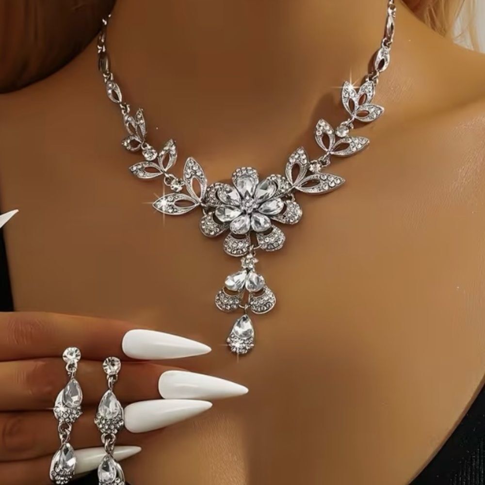 🔹 NEW Stunning & Sparkling Silver & Crystal Floral Necklace Set 🔹